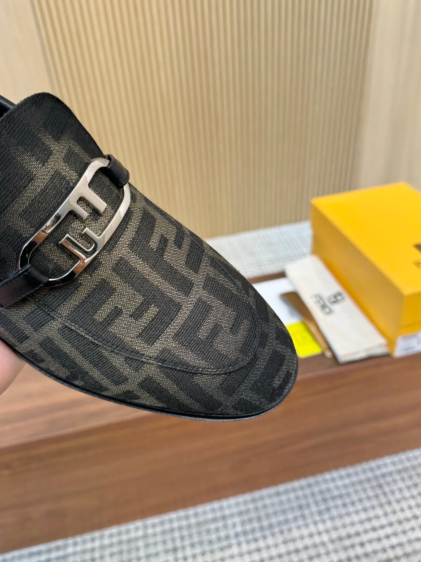 [FENDI] Top P: 980💰 ▪️Size: Men's 39-44. (Customized at 38.45.46) Fendi men's business casual leather shoes Imported brand cloth/calfskin/open edge beads/brand logo printing -Inside: Comfortable cowhide lining -Outsole: Genuine leather outsole with rubber backing embedded in the heel, perfect injection molding -Ultra-high quality control·Fine workmanship: highlighted (high-end·luxury·grade)